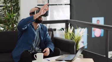 Analist, VR kulaklıklı 3D proje yaratıyor, etkileşimli görüş aygıtıyla geliştirme stratejisi planlıyor. Birlikte çalışma alanı mühendisi, tek boynuzlu at iş veritabanı.