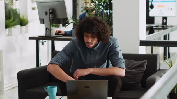 Startup Manager Dělat Prezentaci Notebooku Business Coworking Prostoru Podnikatel Blízkém — Stock video