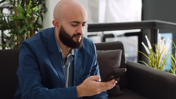 Homme Affaires Créer Rapport Démarrage Sur Application Smartphone Utilisant Analyse — Video