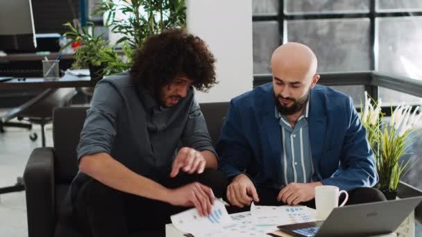 Teamet Arbetare Planerar Analytics Rapport Arbetar Med Affärssamarbete Det Öppna — Stockvideo