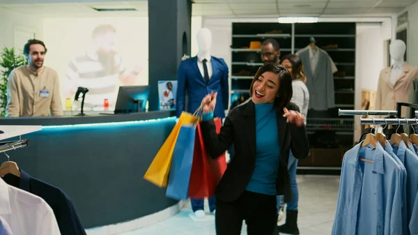 Jonge Klant Voelt Zich Vrolijk Winkelen Producten Het Winkelcentrum Dansen — Stockfoto