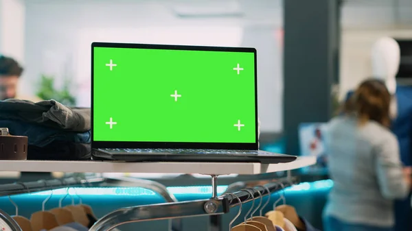Современный Ноутбук Зеленым Экраном Магазине Одежды Работает Изолированный Шаблон Макета — стоковое фото