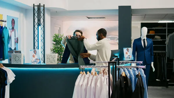 Afro Amerikan Müşteriler Mağazada Resmi Kıyafetlerin Parasını Ödüyorlar Kasada Dikiliyorlar — Stok fotoğraf