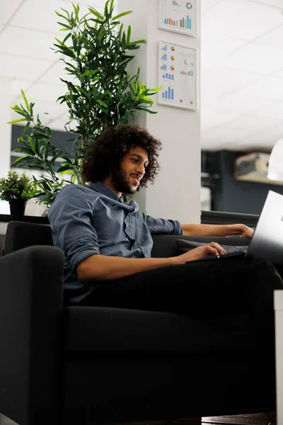笑着年轻的Arab创业项目经理在办公室的笔记本电脑上工作 快乐营销专业人员在合作空间中分析成功的产品促销活动 — 图库照片