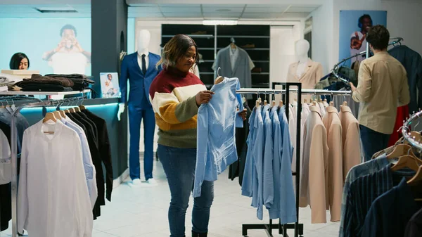 Mulheres Diversas Falando Sobre Marcas Moda Loja Varejo Cliente Assistente — Fotografia de Stock
