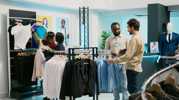Assistente Loja Masculino Ajudando Cliente Comprar Camisas Shopping Pessoas Diversas — Fotografia de Stock