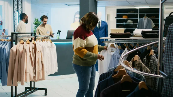 Modern Kıyafetleri Indirimli Alan Bayan Müşteri Alışveriş Merkezindeki Modaya Uygun — Stok fotoğraf