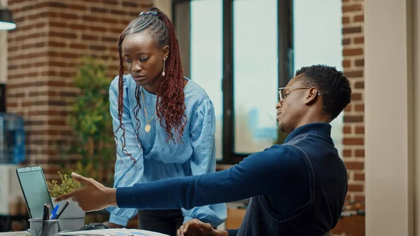 Afro Amerikaanse Team Bespreken Plannen Coworking Ruimte Het Doen Van — Stockfoto