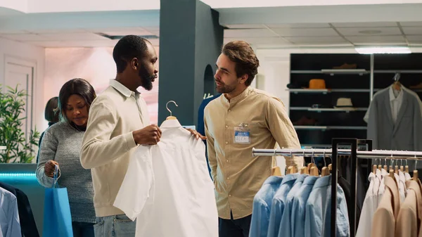 Erkek Müşteri Resmi Kıyafetleri Denemek Için Depo Provası Arıyor Satın — Stok fotoğraf