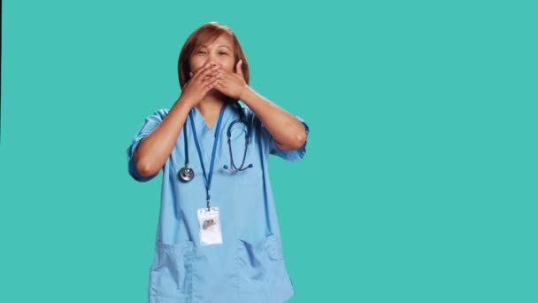 Enfermera Con Experiencia Cubriendo Boca Con Las Manos Evitando Decir — Vídeos de Stock