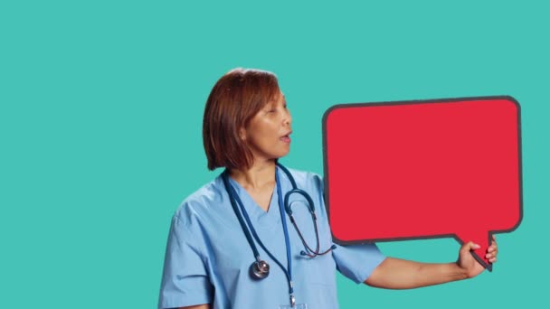 Alegre Empleado Del Hospital Sosteniendo Signo Rojo Burbuja Del Discurso — Vídeos de Stock