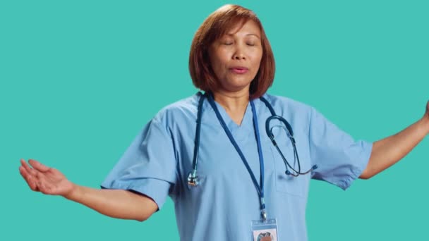 Close Shot Van Conflicterende Bipoc Verpleegster Doen Verbijsterd Gebaar Tijdens — Stockvideo