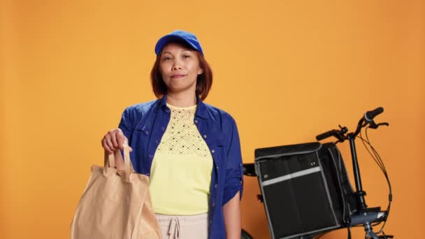 Dost Canlısı Kuryenin Müşteriye Yemek Çantası Uzatırken Çekilen Yavaş Çekim — Stok video
