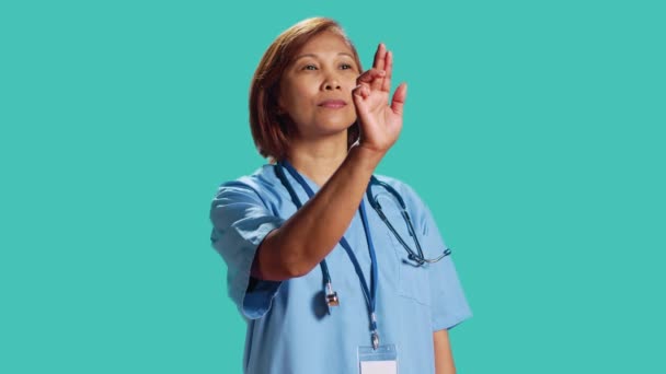 Nahaufnahme Eines Klinikmitarbeiters Der Handbewegungsgesten Macht Und Den Digitalen Bildschirm — Stockvideo
