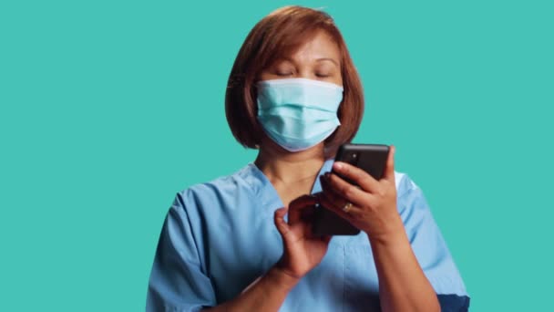 Gergin Sağlık Uzmanı Tele Sağlık Telefon Konuşmasında Hastaya Kötü Haber — Stok video