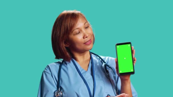 Profissional Funcionário Hospital Mostrando Instruções Vídeo Tela Verde Telefone Asiático — Vídeo de Stock
