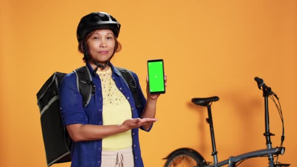 Mujer Sosteniendo Croma Llave Pantalla Verde Smartphone Mostrando Ubicación Próxima — Vídeo de stock