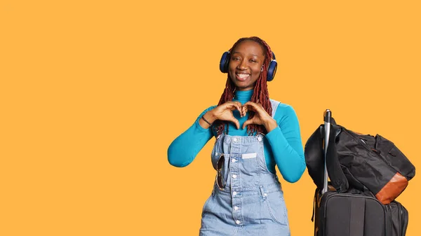 Junge Touristen Machen Herzförmige Zeichen Hören Musik Und Zeigen Romantische — Stockfoto