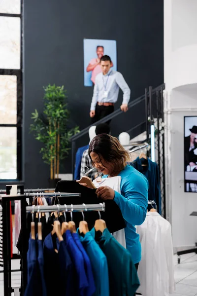 Afrika Kökenli Amerikalı Müşteriler Tişört Kumaşlarını Inceliyor Giyim Mağazasından Şık — Stok fotoğraf