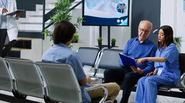 Enfermera Explicando Tratamiento Salud Paciente Anciano Durante Consulta Visita Chequeo — Foto de Stock