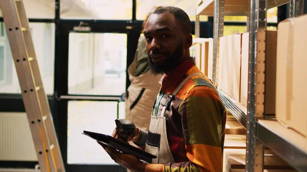 Hombre Afroamericano Escaneando Códigos Barras Con Tableta Trabajando Gestión Del — Foto de Stock