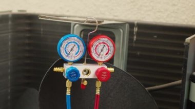 Servise ihtiyacı olan klima freonunu kontrol etmek için kullanılan manifold sayaçlarını kapat. Yüksek ya da düşük soğutucu seviyeleri barometre kümesi Hvac sistem iç bölümünü ölçer
