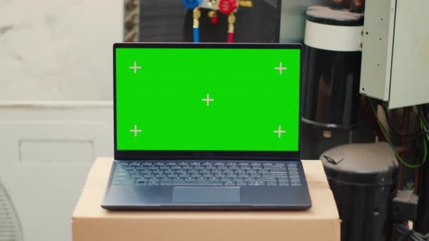 Зелений Екран Ноутбук Перед Пошкодженою Зовні Системи Hvac Макет Ключа — стокове відео