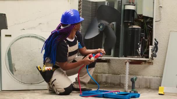 Afro Amerikaanse Reparateur Uitpakken Gereedschapskist Met Manifold Meters Apparatuur Die — Stockvideo