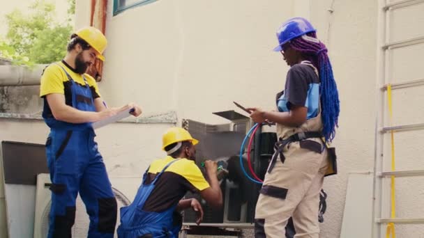 Diversos Trabajadores Experimentados Que Trabajan Equipo Limpian Los Refrigerantes Internos — Vídeo de stock