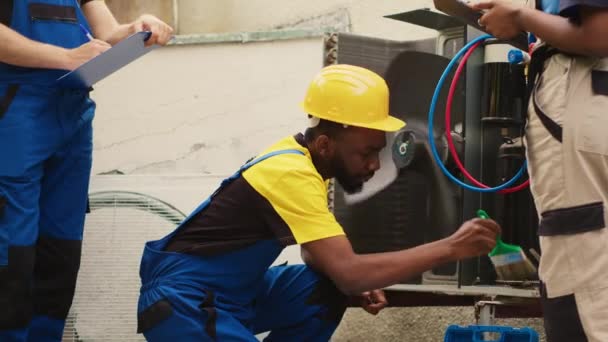 有经验的工人 负责每年清洗冷凝器 使用除尘刷清除堵塞空气过滤器中的污垢 有效地降低机组冷却空气的能力 — 图库视频影像