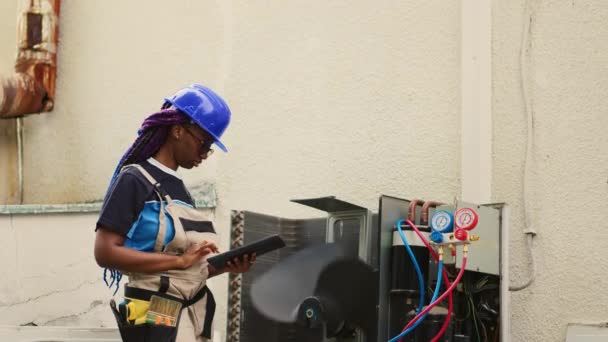 Eletricista Qualificado Servindo Componentes Internos Condensador Livre Verificando Nível Freon — Vídeo de Stock