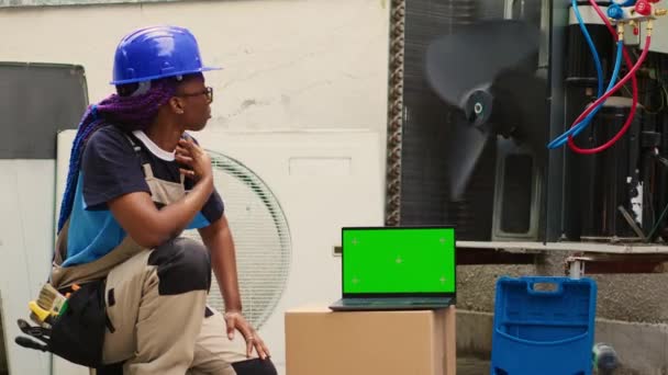 非洲裔美国人专家在完成维修后 在彩色关键笔记本电脑上订购了新的内部部件 用于故障冷凝器 可在网上搜寻冷凝器更换的电工 — 图库视频影像