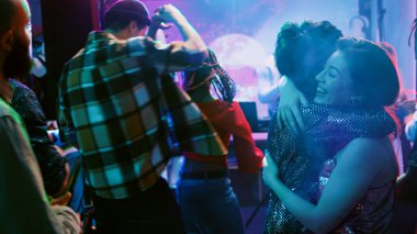 Partide dans eden romantik çiftler dans pistinde yavaş müzik dinleyip vals yapıyorlar. Dans partnerleri diskotekte valsin tadını çıkarıyorlar. Toplantının tadını çıkarıyorlar. El kamerasıyla..