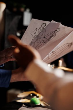 Atölye atölyesindeki şık, özel yapım giysi parçalarının teknik taslak tasvirlerini kapatın. Deneyimli terziler gelecek lüks kıyafet koleksiyonu için fikirlerle geliyorlar.