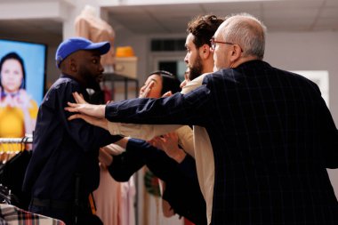 Kızgın, agresif müşteriler mevsimlik satışlar sırasında kıyafet mağazasında alışveriş yaparken güvenlik görevlisini geri püskürtüyorlar. İnsanlar Kara Cuma anlaşmaları için çıldırıyor, kavga ediyor ve tartışıyorlar.