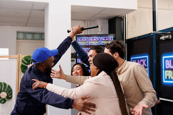 Afro Amerikaanse Man Winkelcentrum Bewaker Terugduwen Van Mensen Proberen Angstige — Stockfoto