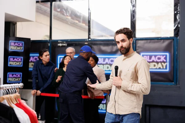 Journalist Holding Mic Gesturing While Doing Black Friday Reportage Fashion — Stock Photo, Image