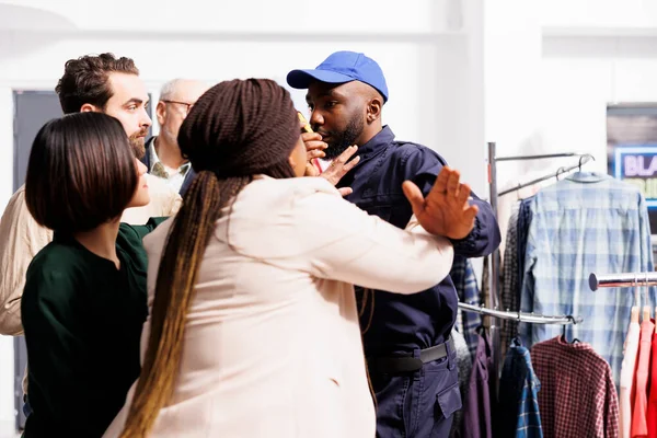 Erkek Güvenlik Görevlisi Kara Cuma Satışlarından Önce Giyim Mağazasının Girişini — Stok fotoğraf