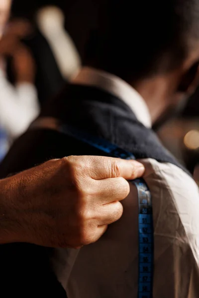 Yetenekli Bir Takım Elbiseli Adamın Ölçü Bandı Kullanarak Uygun Ölçülerde — Stok fotoğraf