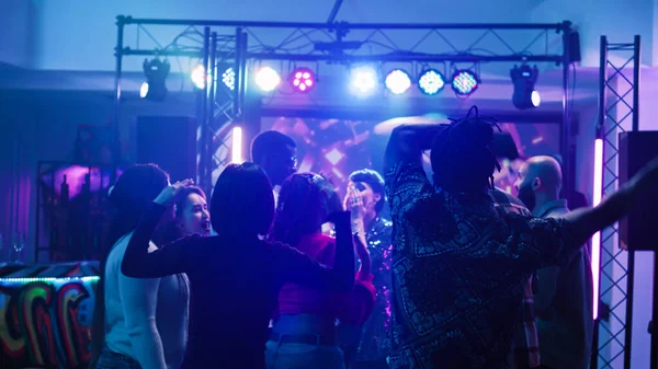 Çeşitli Insanlar Müzikle Dans Ediyor Kalabalıkla Parti Yapıyor Gece Kulübünde — Stok fotoğraf