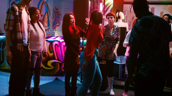 Disko Partisinde Birlikte Dans Eden Insanlar Funky Etkinliğinde Sahnede Elektronik — Stok fotoğraf