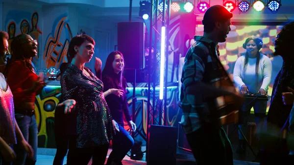 Gençler Arkadaşlarıyla Dans Etmeye Başlıyor Gece Kulübünde Modern Müzikle Eğleniyorlar — Stok fotoğraf