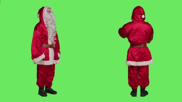 Weihnachtsmann Kostüm Steht Über Ganzkörper Greenscreen Kulisse Und Posiert Während — Stockvideo