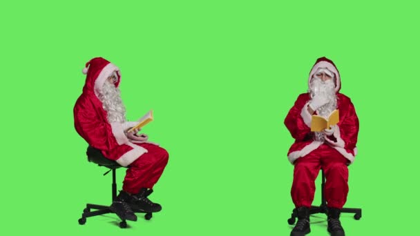 Joven Leyendo Libro Poesía Disfrazado Santa Claus Traje Sentado Silla — Vídeo de stock