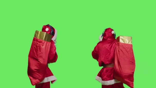 Uomo Felice Costume Ballo Babbo Natale Ascoltare Musica Con Sacchetto — Video Stock