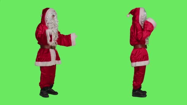 圣诞老人与人争斗 为全身绿屏争论不休 年少无知的圣诞老人穿着红色的季节性服装 在寒假活动中发生冲突 — 图库视频影像