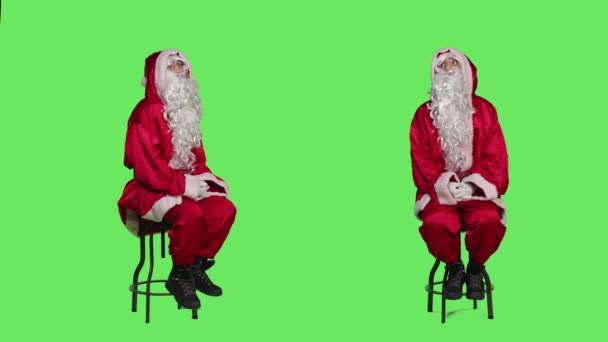 Personne Habillée Comme Père Noël Sur Chaise Posant Sur Fond — Video