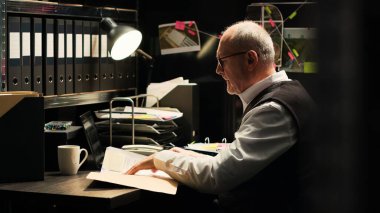 Tecrübeli ajan ipuçlarını keşfediyor, suçluyu yakalamak için baskı altında çalışıyor. Erkek özel dedektif bulmacayı adli kanıtlarla birleştirmeye çalışıyor..