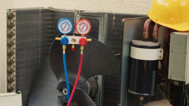 Yoğunlaştırıcı soğutucuyu tamir etmek için kullanılan manifold göstergelerinin yakın çekim görüntüsü. Hvac sistem iç parçalarını ölçen basınç ölçüm cihazı kümesi