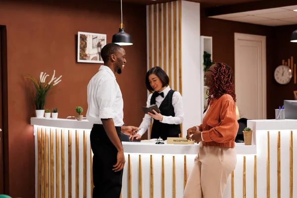 Otel Çalışanı Müşterileri Lobiye Kaydediyor Rezervasyon Bilgilerini Kontrol Ediyor Odayı — Stok fotoğraf